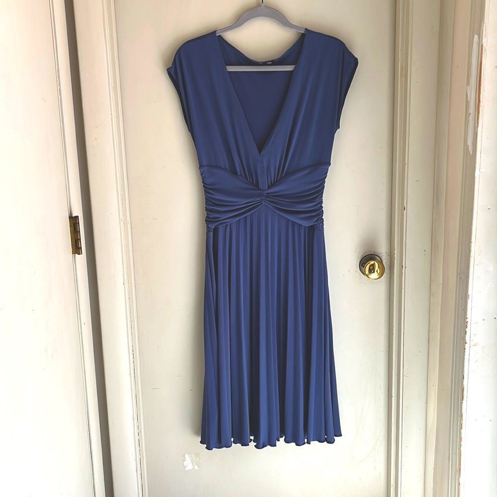 𝅺max and Cleo gorgeous and flattering blue midi dress